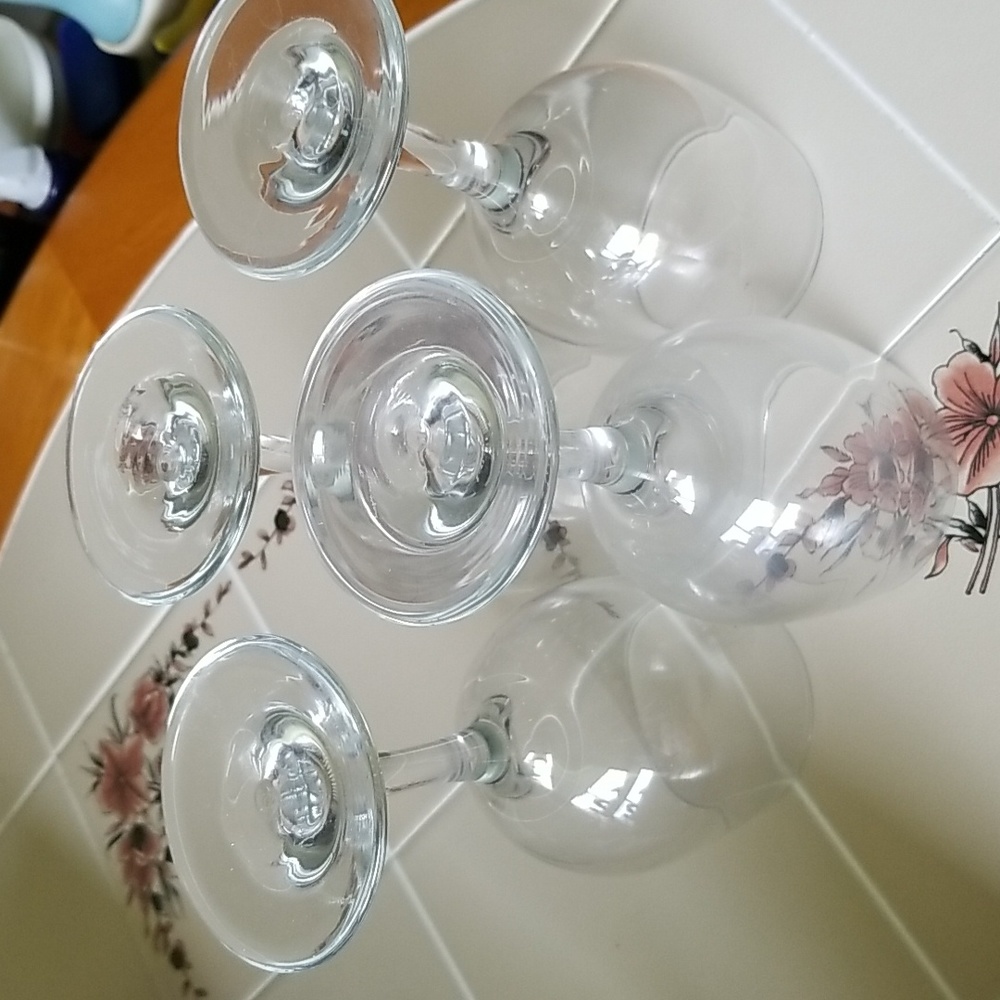 Set of 4 wine glasses